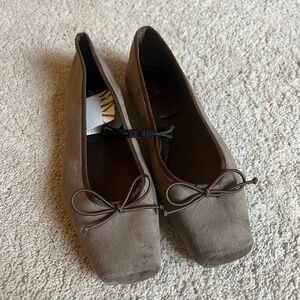 New Zara brown velvet flats with bow